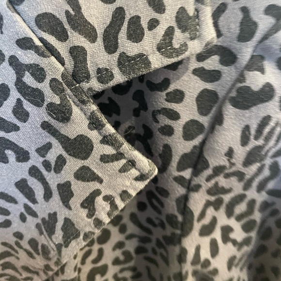 Modmodele Womans Jacket Sz Medium Cheetah Gray Two Button Pockets - Picture 15 of 15